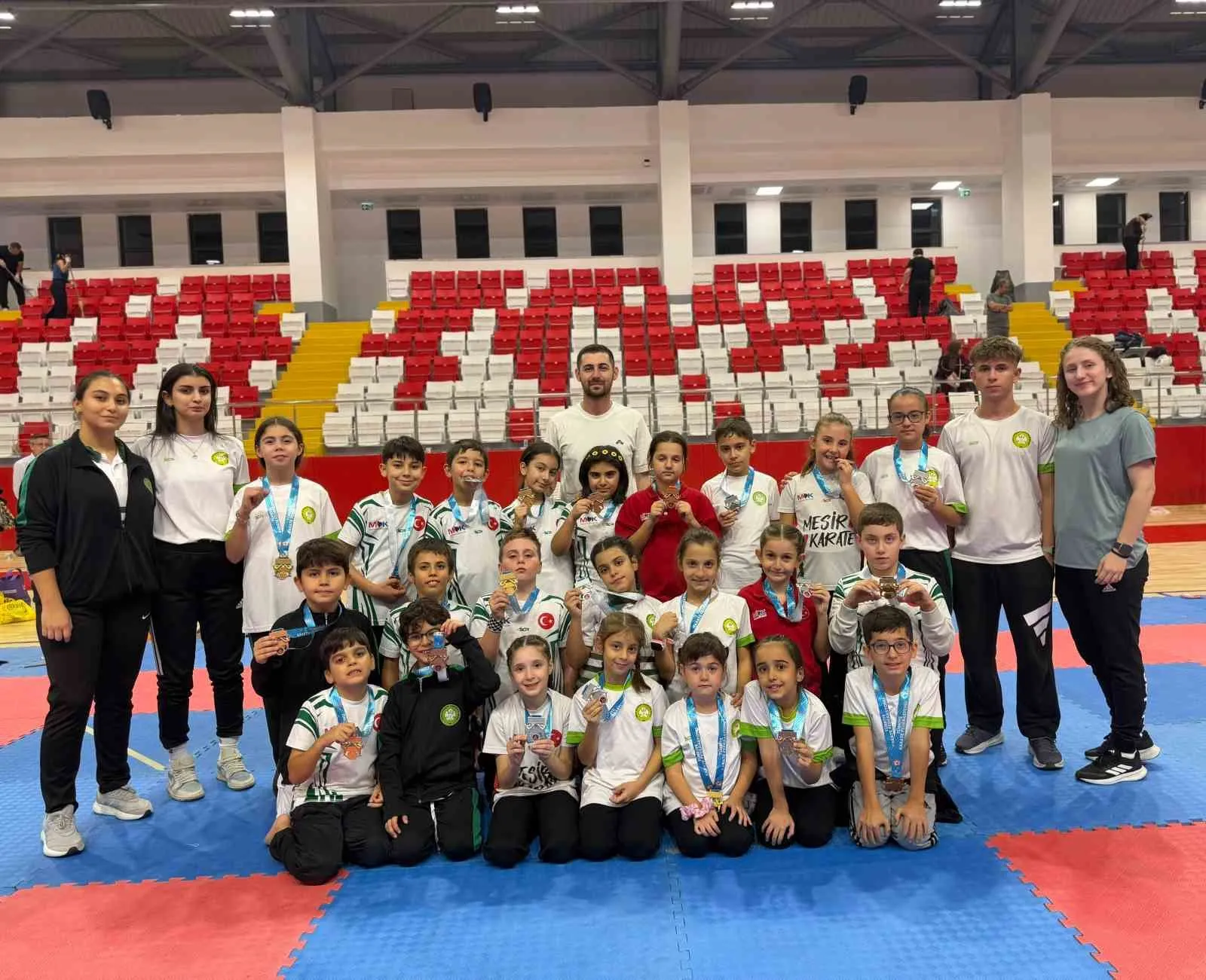 Karate minderinde Manisa fırtınası: 63 madalyayla gelen zafer