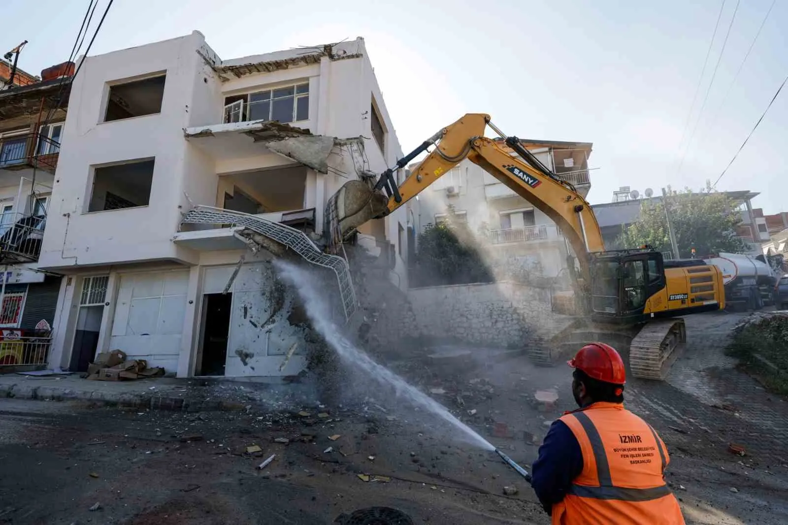 İzmir'in ulaşım düğümü çözülüyor: Buca-Bornova hattında kritik yıkımlar başladı