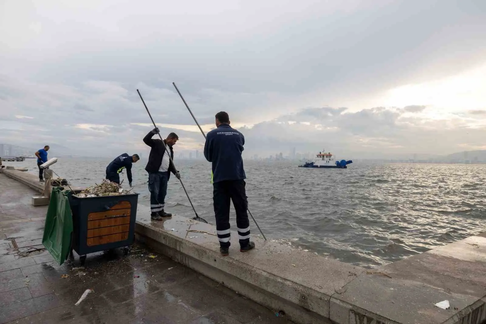 İzmir Körfezi’nde yağmur mesaisi: Binlerce ton atık denizden temizleniyor
