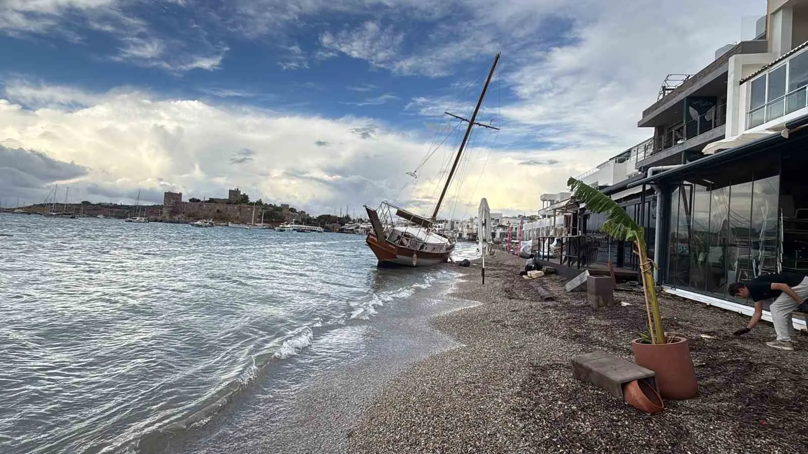 Bodrum'da fırtına dehşeti: Milyonluk tekne sahile vurdu