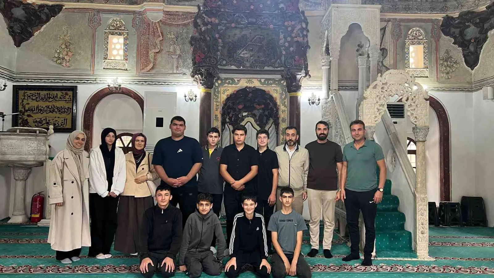 Koçarlı'da gençlerden örnek hareket: Okul bahçesini tertemiz yaptılar