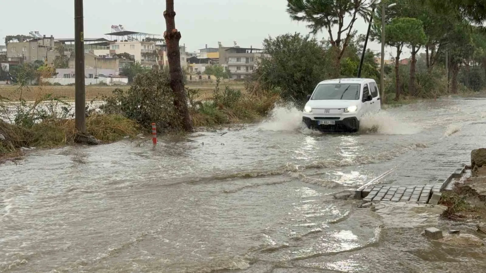 İncirliova'da gökyüzü boşaldı: Yollar kapandı, evleri su bastı