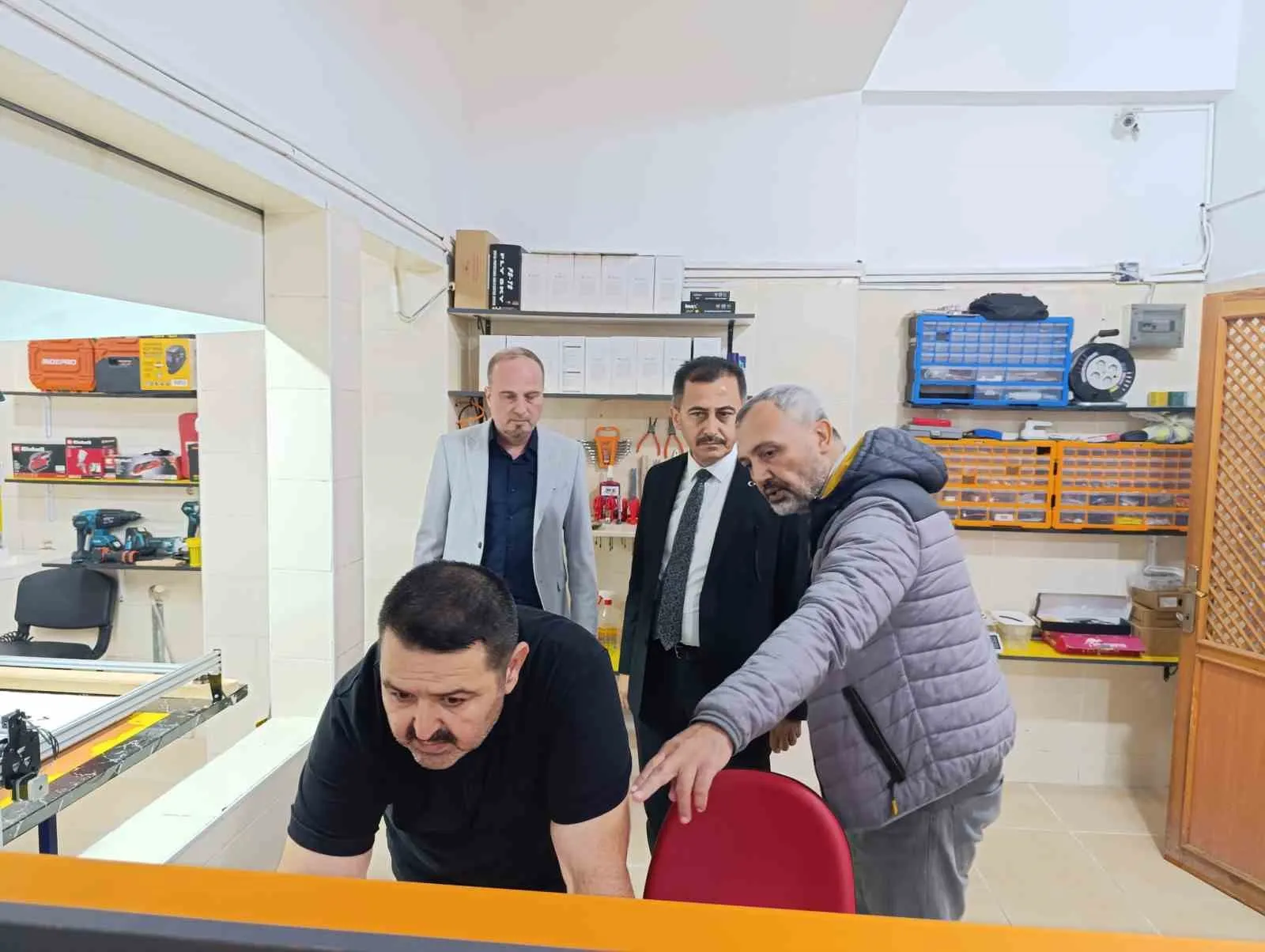 Bolvadin’in genç mucitleri gökyüzüne kanat açıyor: Millî gururlar sınıflara taşındı