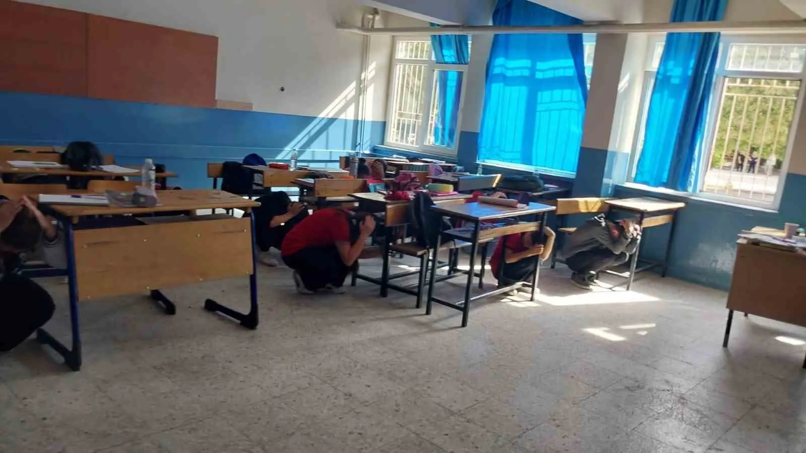 Manisa'da afet bilinci dersi: Öğrenciler saniyeler içinde güvenli alana ulaştı