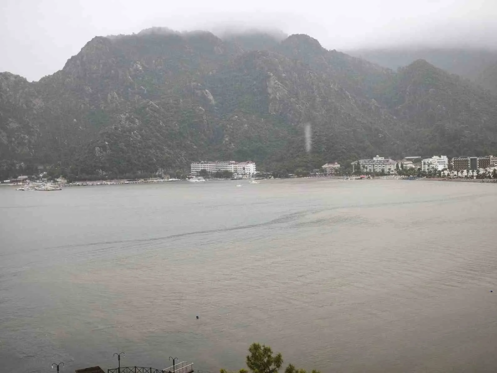Marmaris’te şiddetli yağışın ardından ürküten manzara: Turkuaz deniz çamura büründü