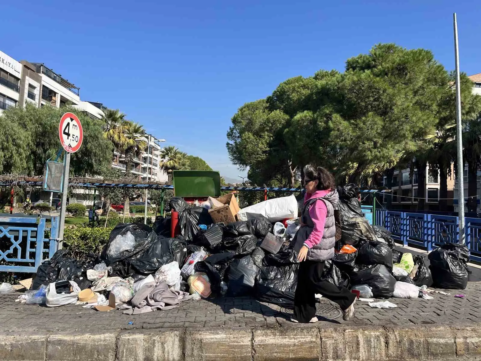 Karşıyaka’da çöp krizi büyüyor: İhale fiyaskosu sokakları yaşanmaz hale getirdi