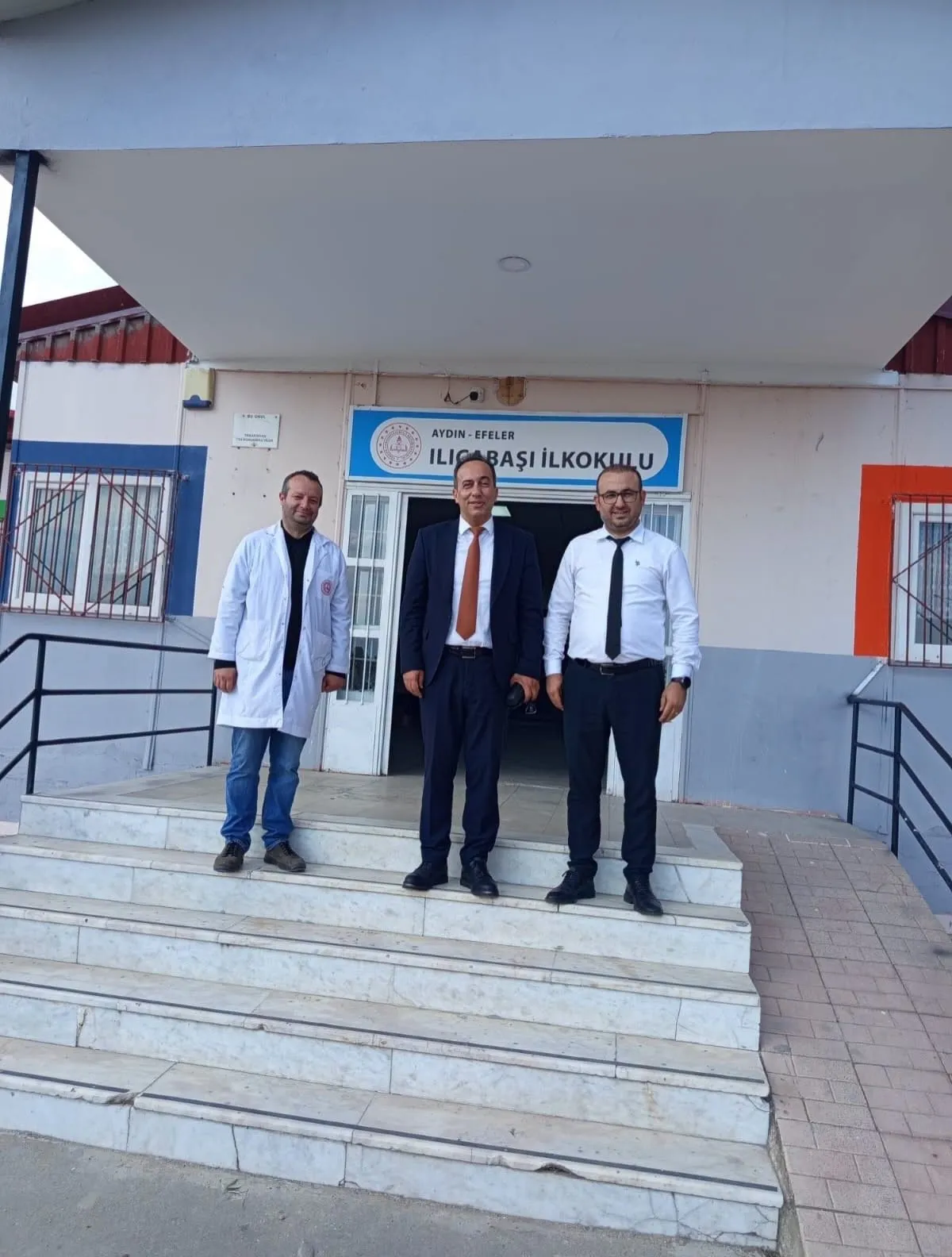 Efeler'de okul ziyareti renkli görüntülere sahne oldu: Müdür Çomruk çocuklarla oyun oynadı