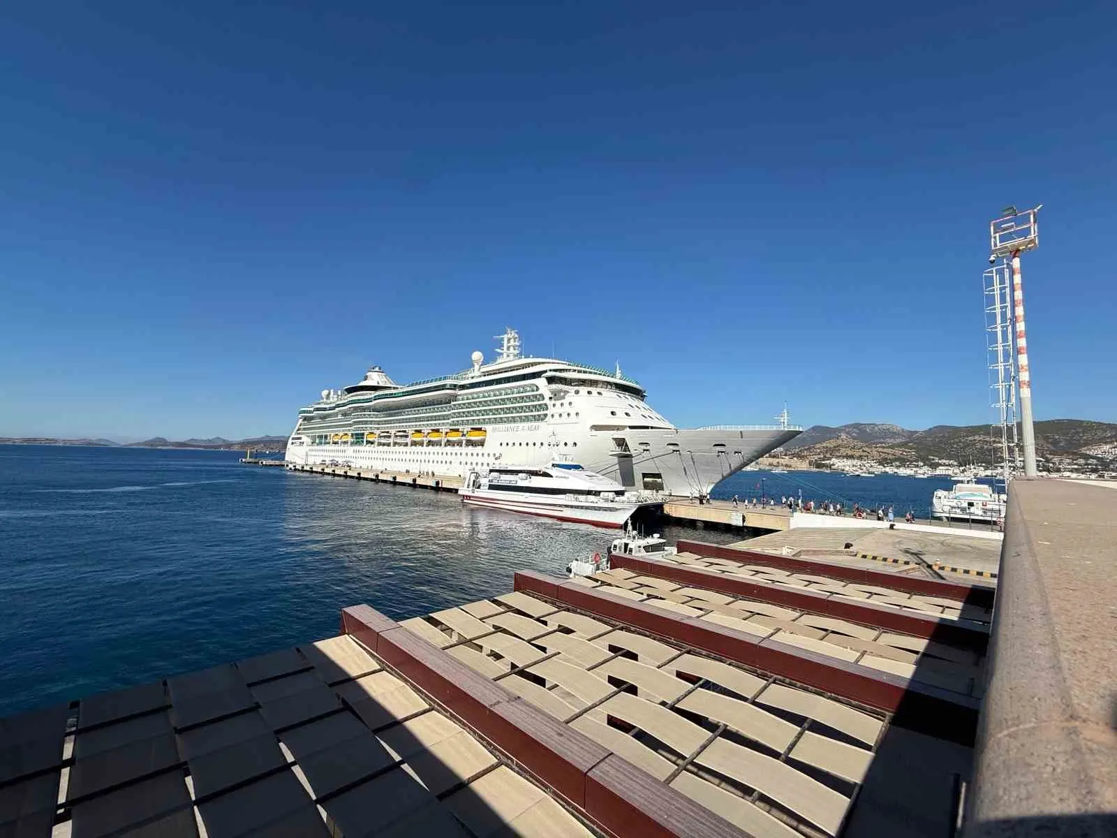 Dev kruvaziyer Bodrum limanına demir attı: Binlerce turist şehri keşfe çıktı