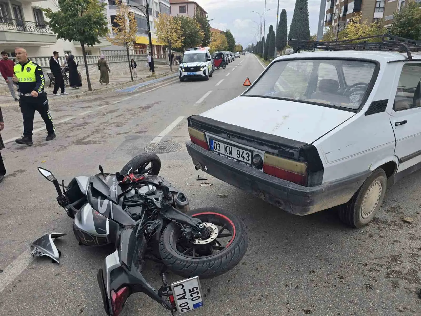 Afyonkarahisar'da okul önünde korkutan kaza: Motosikletli sürücü hastanelik oldu
