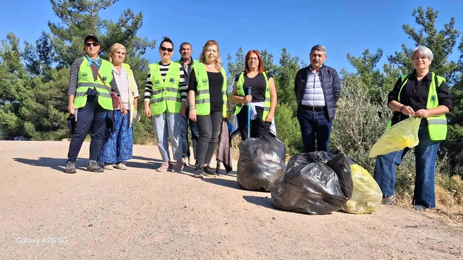 Manisa Kent Ormanı'nda düşündüren manzara: Çöp kutusu varken doğayı kirlettiler