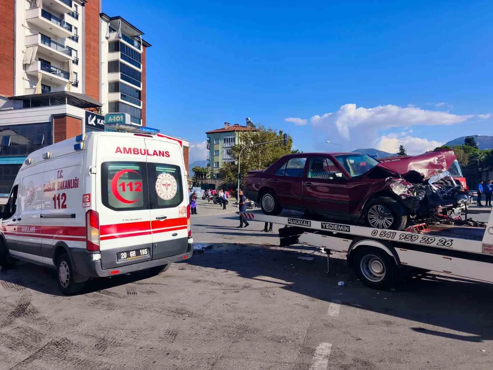 Denizli'de trafik dehşeti: Lüks otomobil otobüsle çarpıştı