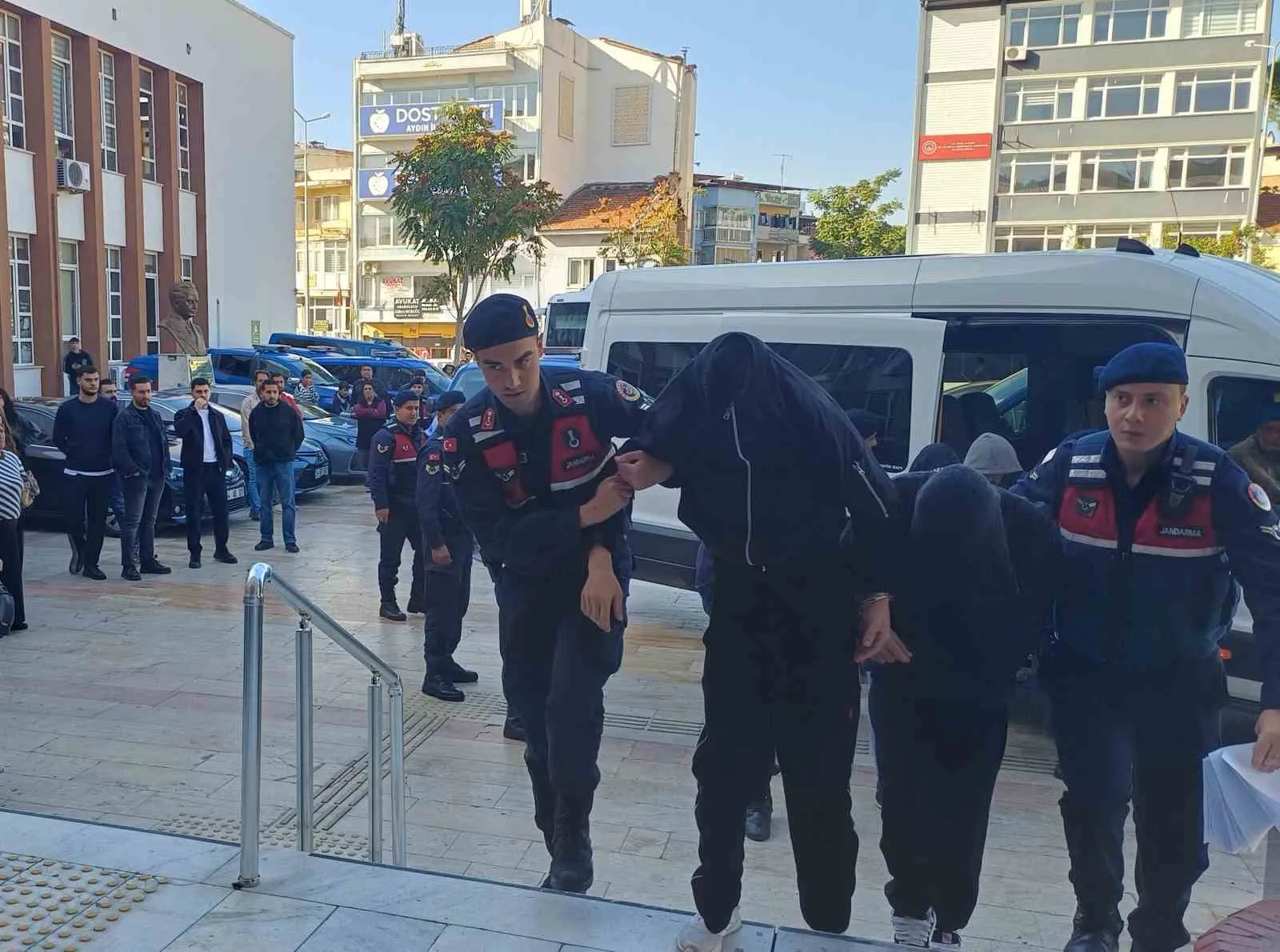 Aydın'da şafak operasyonu: 98 kişi için adliye yolu göründü