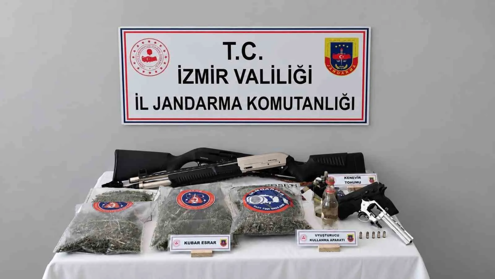 Beydağ'da zehir tacirlerine şafak operasyonu: Cephanelik gibi evler