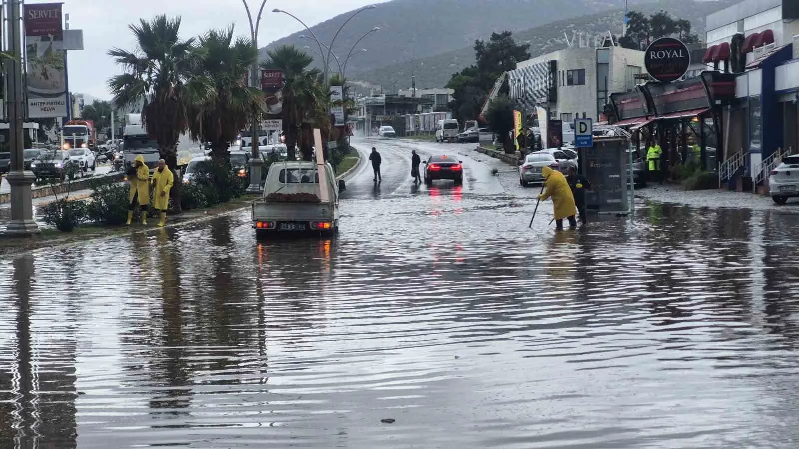 Bodrum'da sağanak kabusu: Ana arterler sular altında kaldı