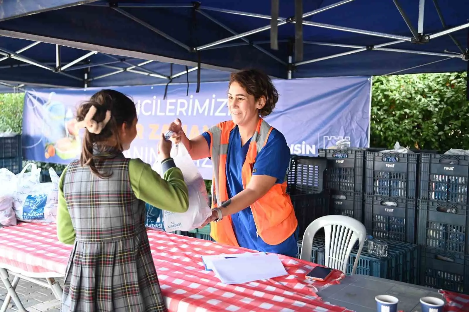 Kuşadası'nda minik öğrencilerin beslenme çantaları belediyeden
