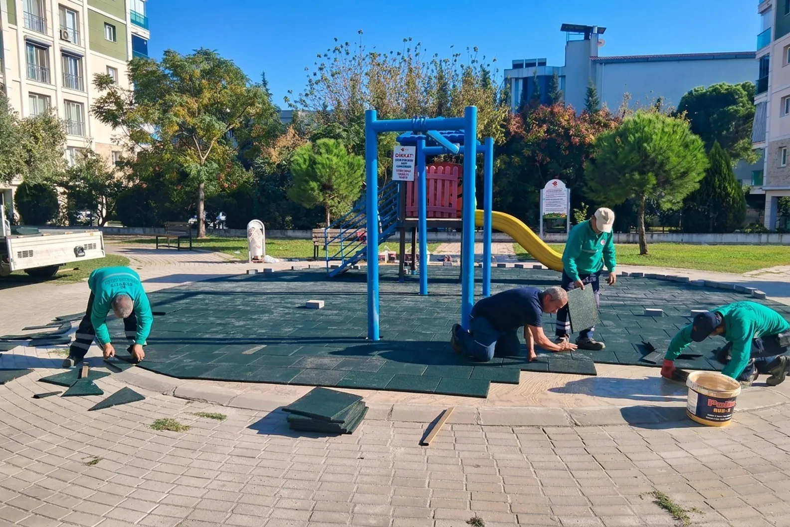 Efeler'de çocukların neşesi güvenle buluşuyor: Parklar baştan aşağı yenileniyor