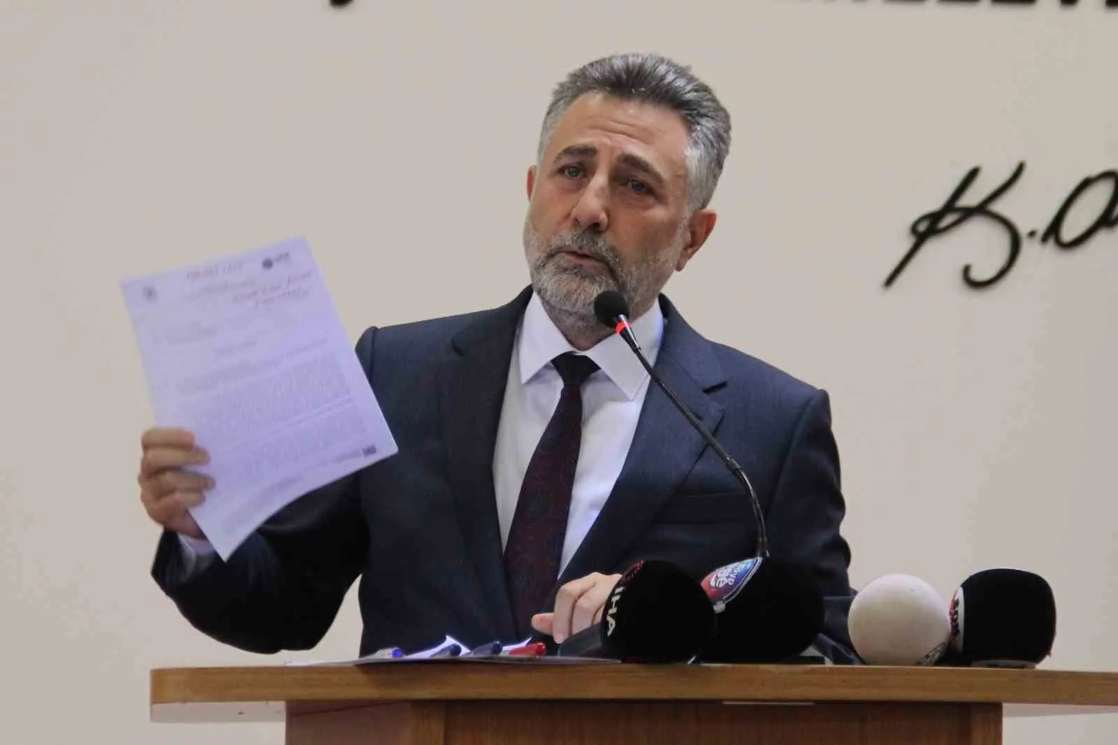 Bayraklı’da adliye trafiği: Eski başkan Sandal ve belediye yöneticileri hakim karşısında