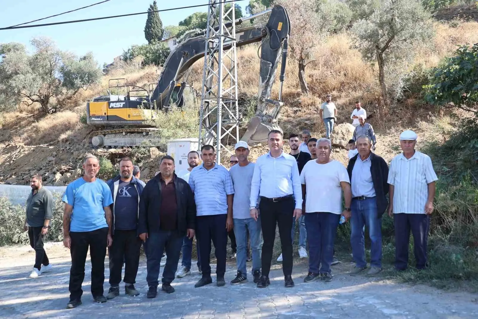 Şenköy’de düğün heyecanı: Başkan Arıcı sözünü tuttu, ilk kazma vuruldu