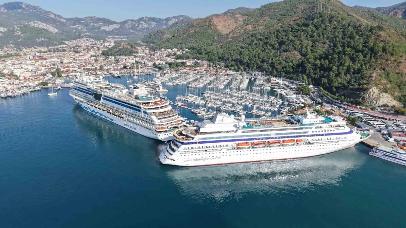 Marmaris limanında kruvaziyer bereketi: İki dev gemi aynı gün demir attı