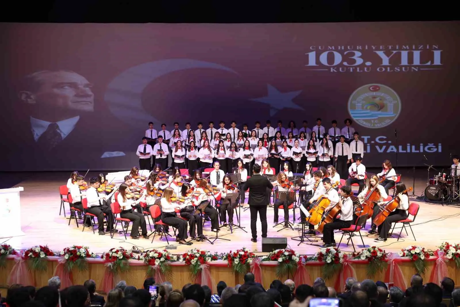 Denizli’de Cumhuriyet coşkusu salonlara taştı: 103. yıl kutlamaları unutulmaz anlara sahne oldu