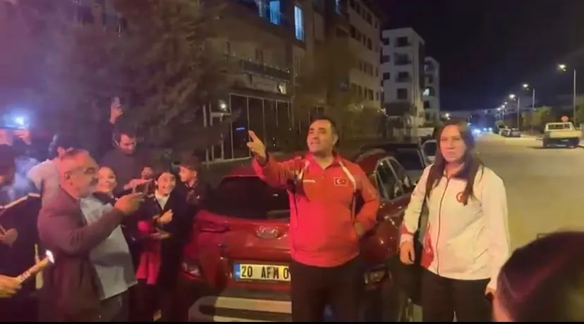 Denizli’nin gururu Hilal Bayhan dünya ikinciliğiyle döndü: Meşalelerle karşılandı