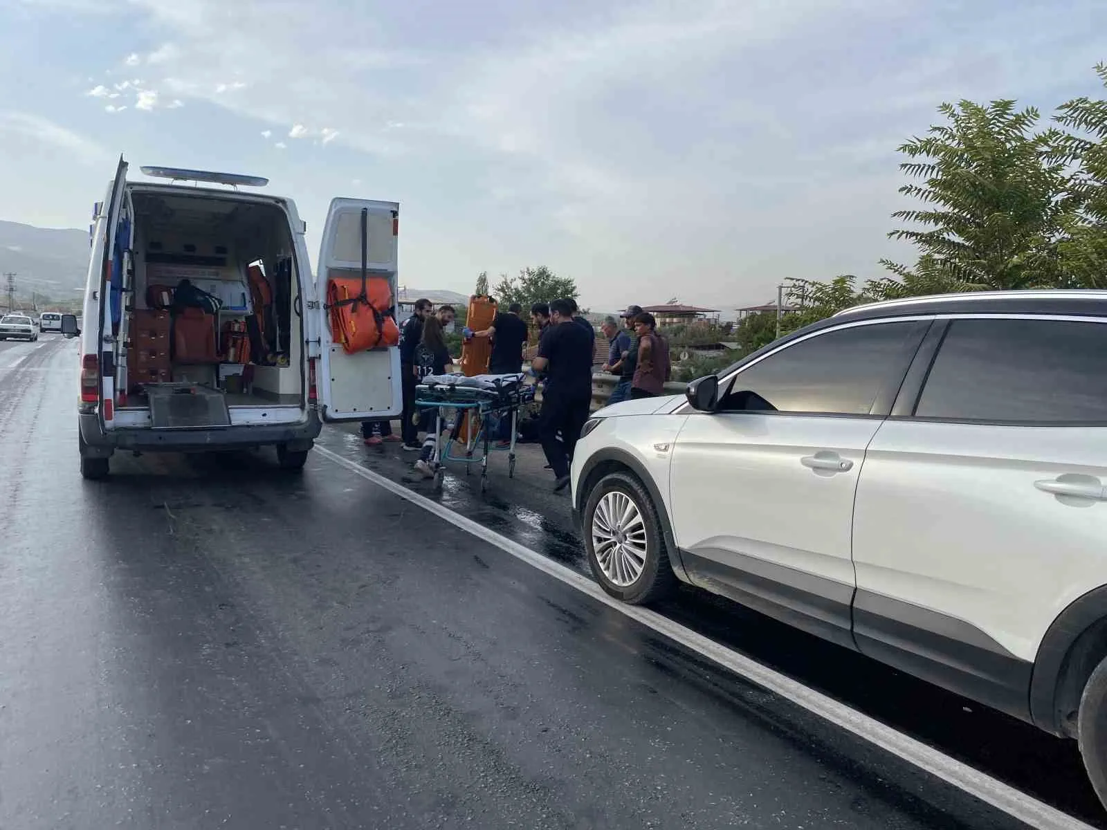 Manisa yolunda tehlikeli ihmal: Mazot dökülen virajda iki motosiklet peş peşe devrildi