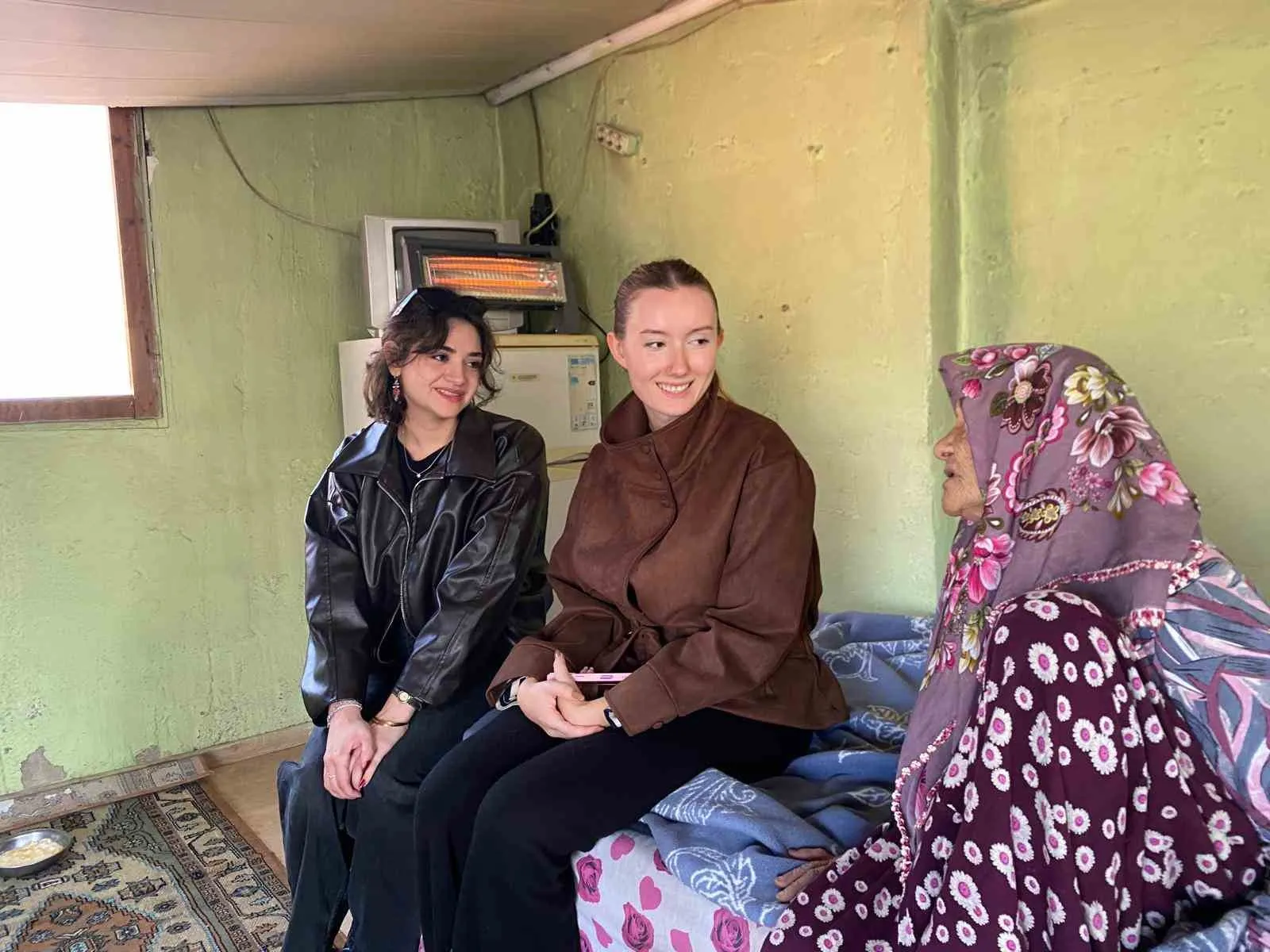 Manisa'da kuşaklar arası gönül köprüsü: Yurtlu gençler yaşlıların kapısını çalıyor