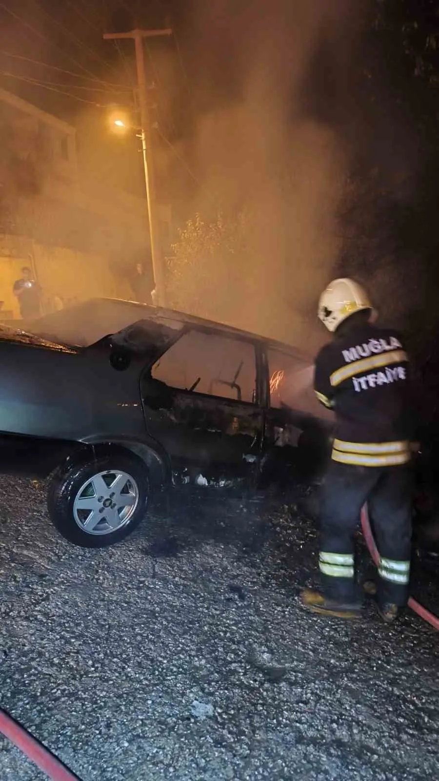 Bodrum'da şans eseri facia önlendi: Kaza yapan araç küle döndü
