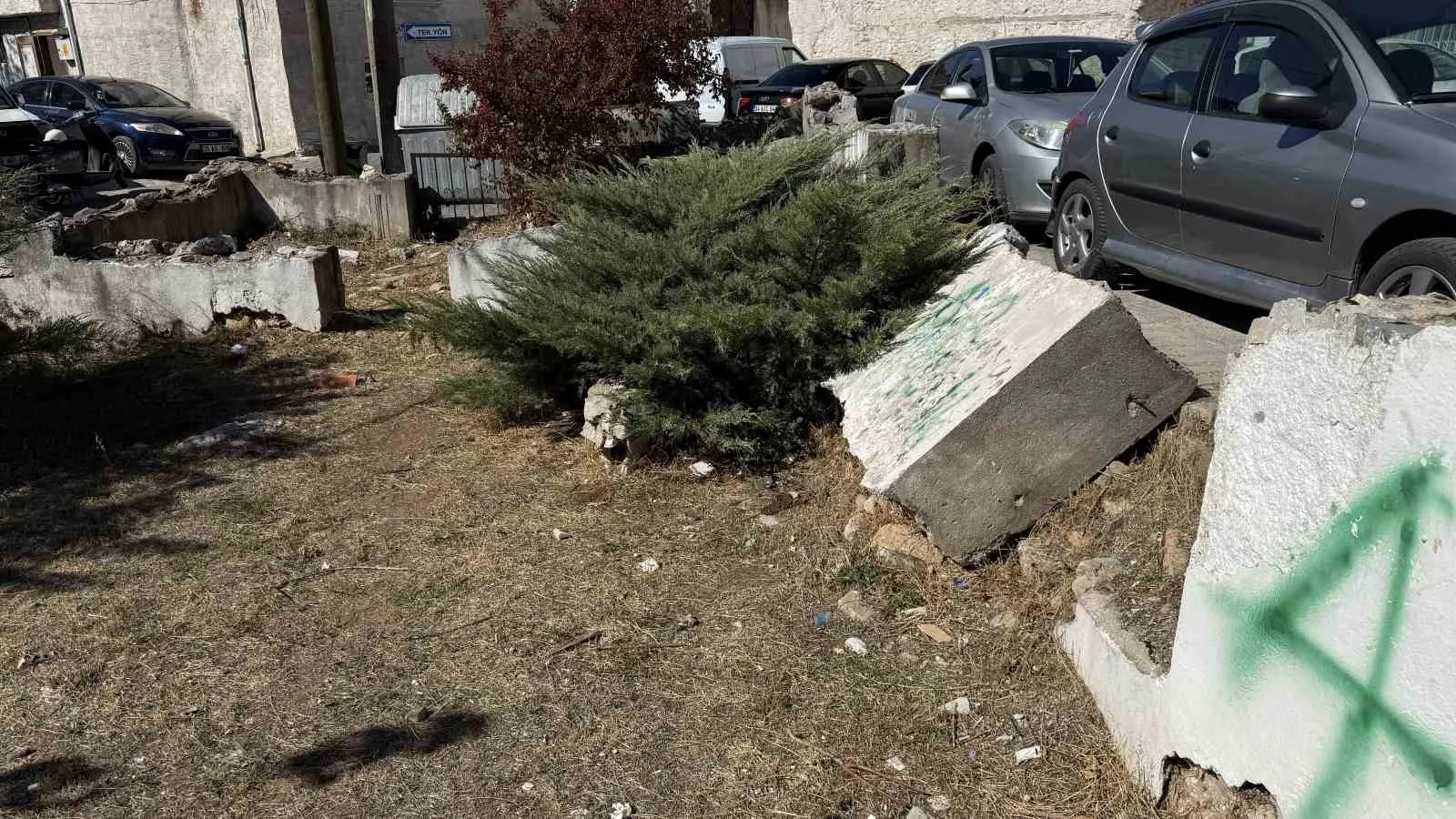 Muğla’nın manevi emaneti kaderine terk edildi: Tarihi Üç Erenler Türbesi çöp yığınları arasında