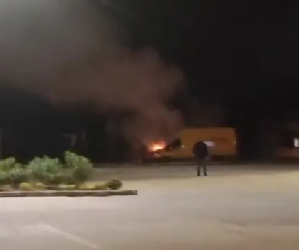 Cankurtaran yolunda korku dolu anlar: Kargo aracı alevlere teslim oldu