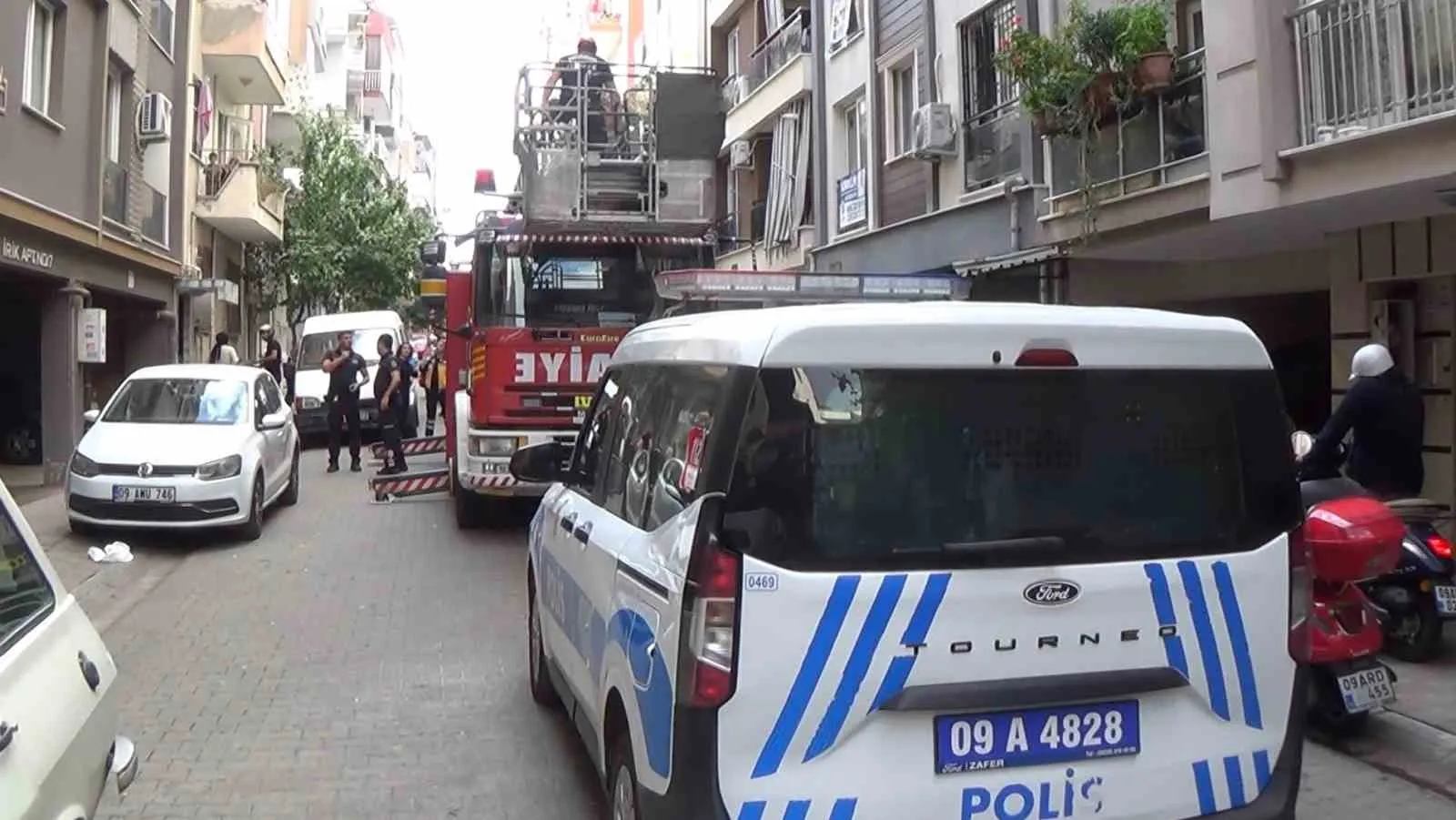 Aydın'da yürekleri ağza getiren görüntü: Penceredeki minik çocuk ekipleri harekete geçirdi