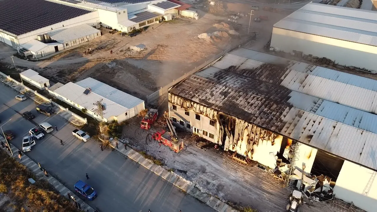 Emirdağ'da korkutan fabrika yangını: Ekipler alevlere geçit vermedi