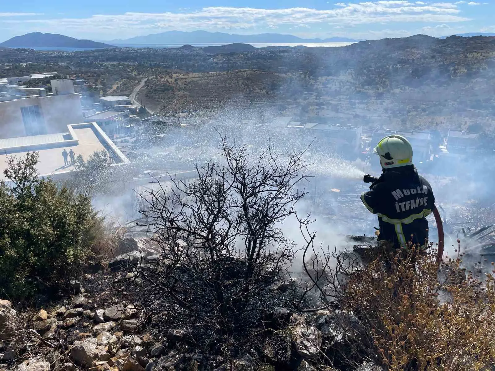 Bodrum'da korkutan yangın: Ekipler büyümeden durdurdu