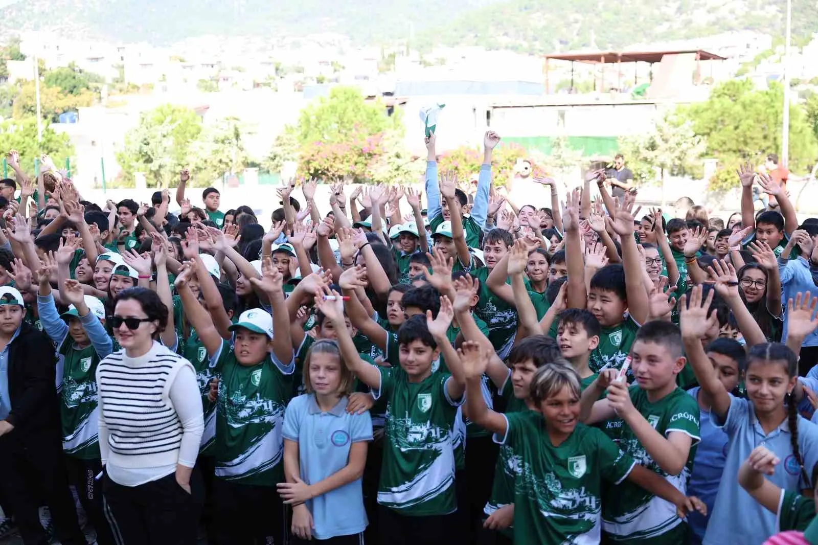 Bodrum FK'dan minik taraftarlara unutulmaz ziyaret: Yeşil beyazlılar sınıfları renklendirdi