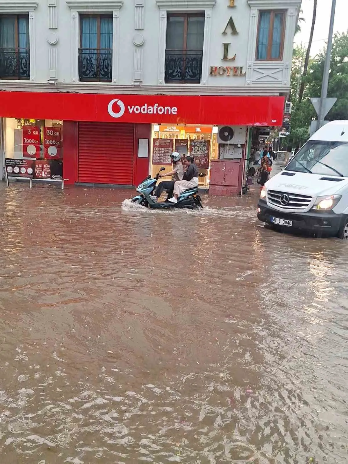 Fethiye'de sağanak paniği: Halk Evi'nde mahsur kaldılar