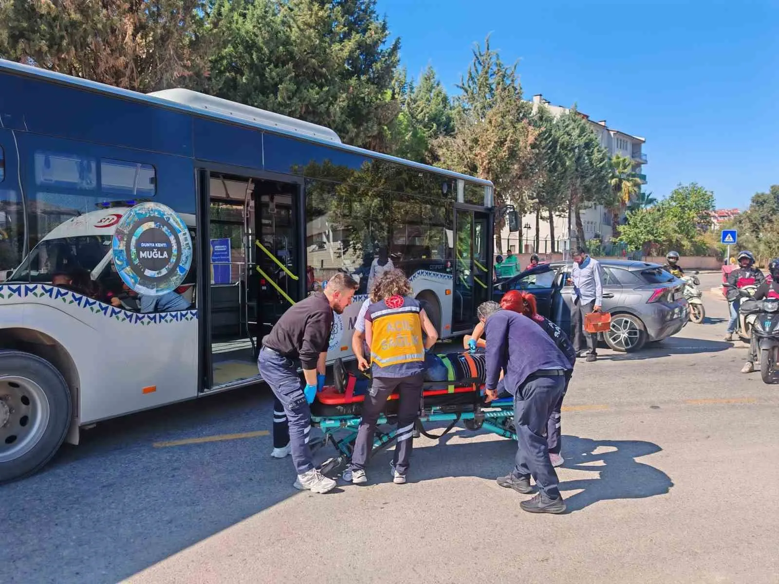 Menteşe’de toplu taşıma kazası: Otobüs ve otomobil çarpıştı