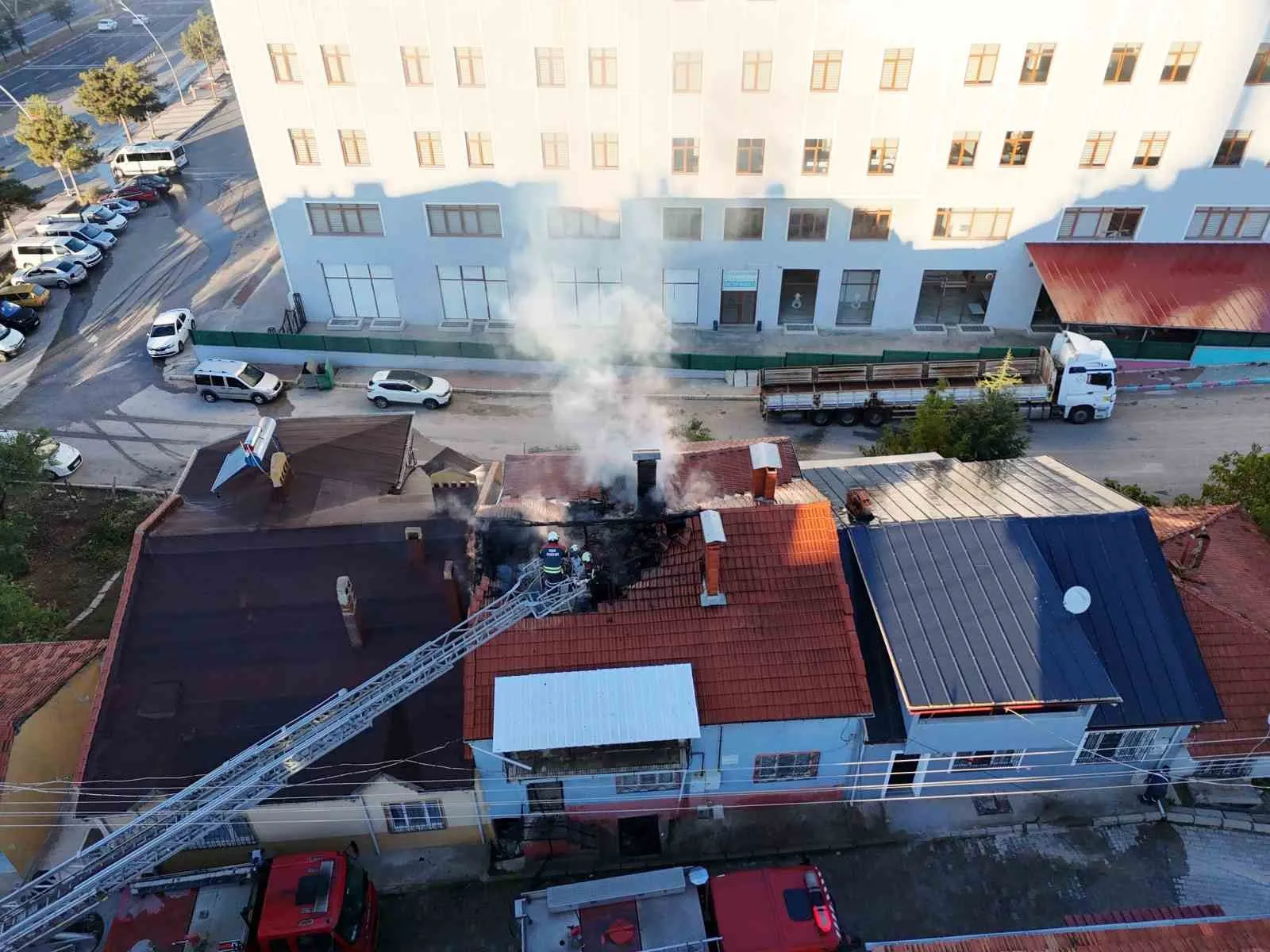 Uşak'ta korkutan çatı yangını: Ekipler zamanında müdahale etti