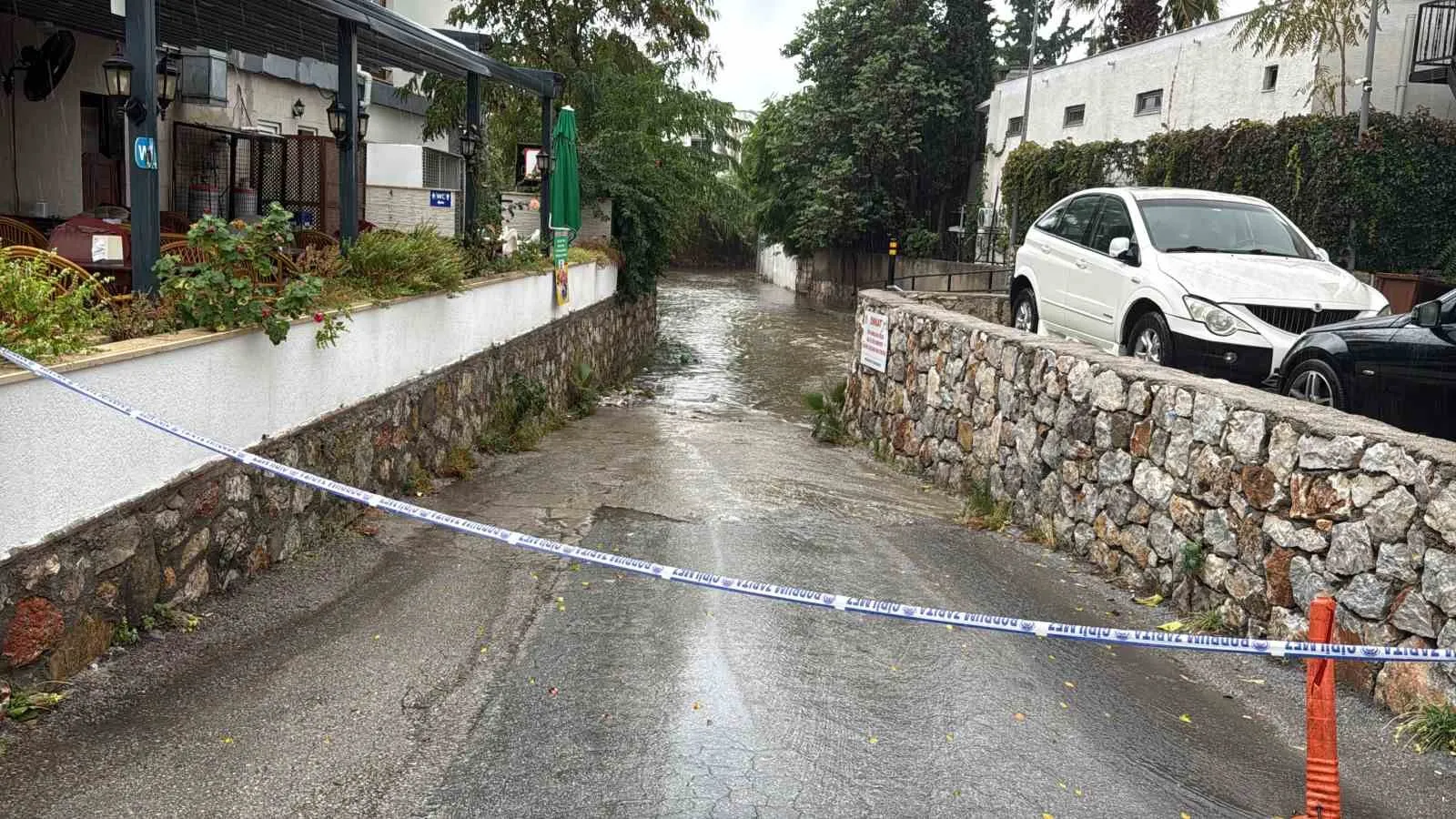 Bodrum'da gökyüzü boşaldı: Dereler taştı, ekipler alarma geçti