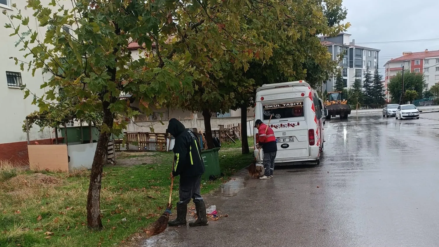 Bolvadin’de temizlik mesaisi: Ekipler mahalleleri pırıl pırıl yaptı