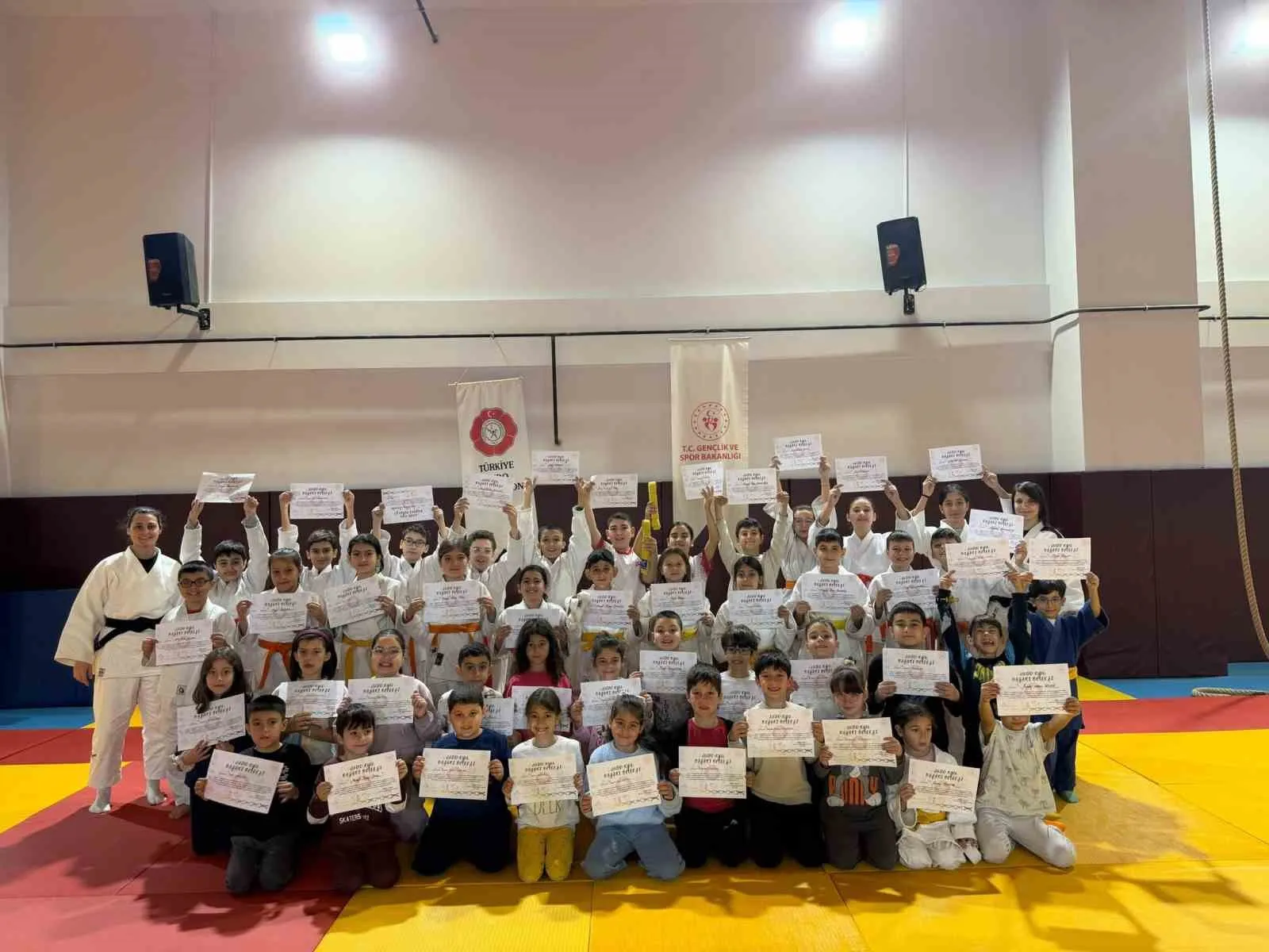 Salihli’de judo heyecanı: 300 sporcu yeni kemerleri için mindere çıktı