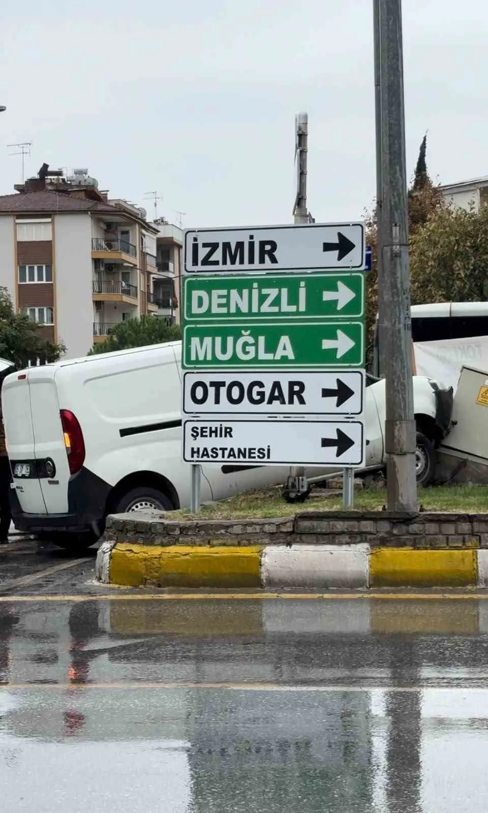 Aydın'da yağışlı havada yürekleri ağza getiren kaza: Trafoya çarparak durabildi