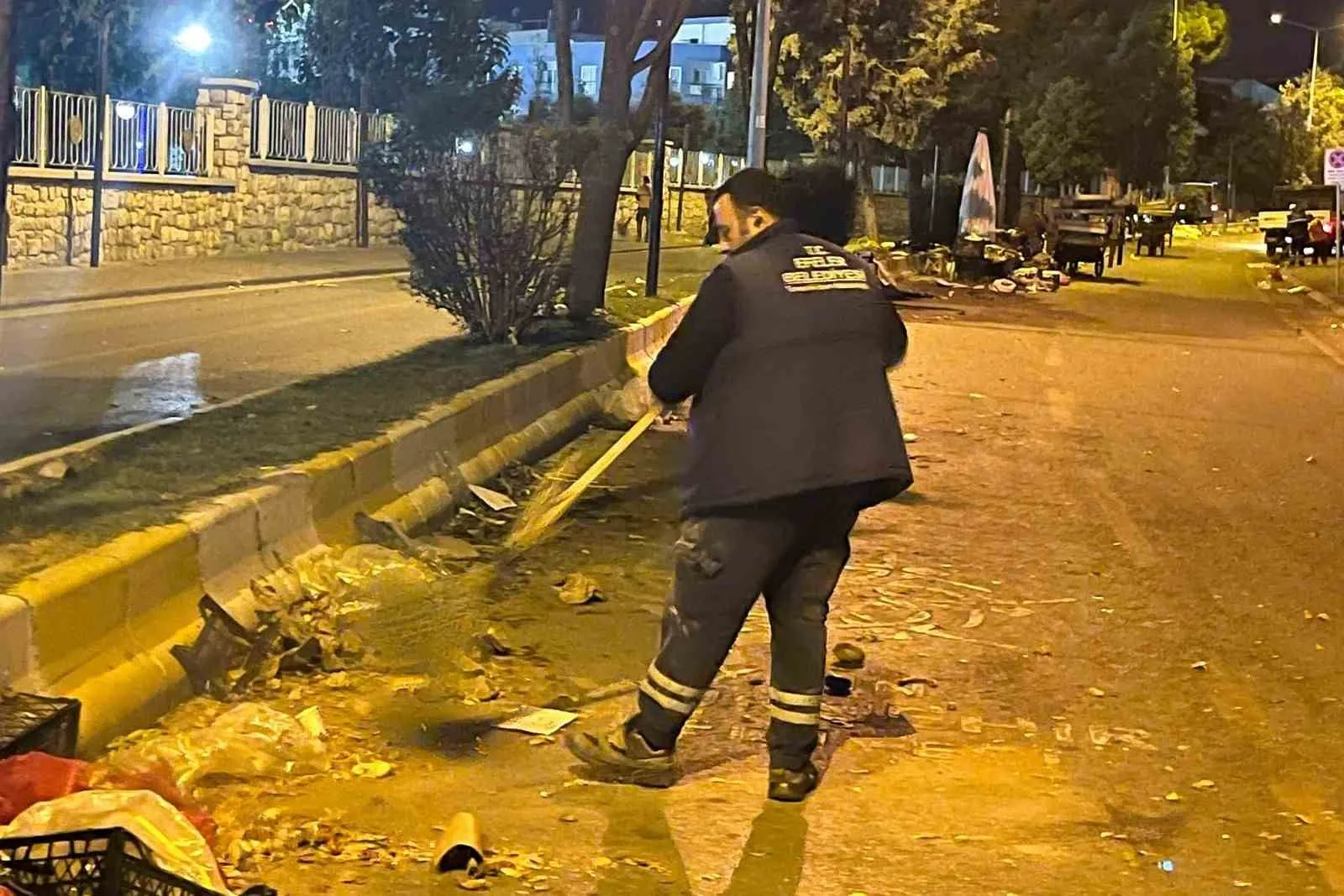 Efeler’de pazar sonrası hijyen operasyonu: Sokaklar pırıl pırıl oluyor