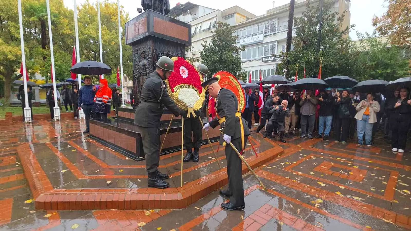 Nazilli'de Cumhuriyet coşkusu yağmura meydan okudu: Törenler ıslanan kıyafetlere rağmen devam etti
