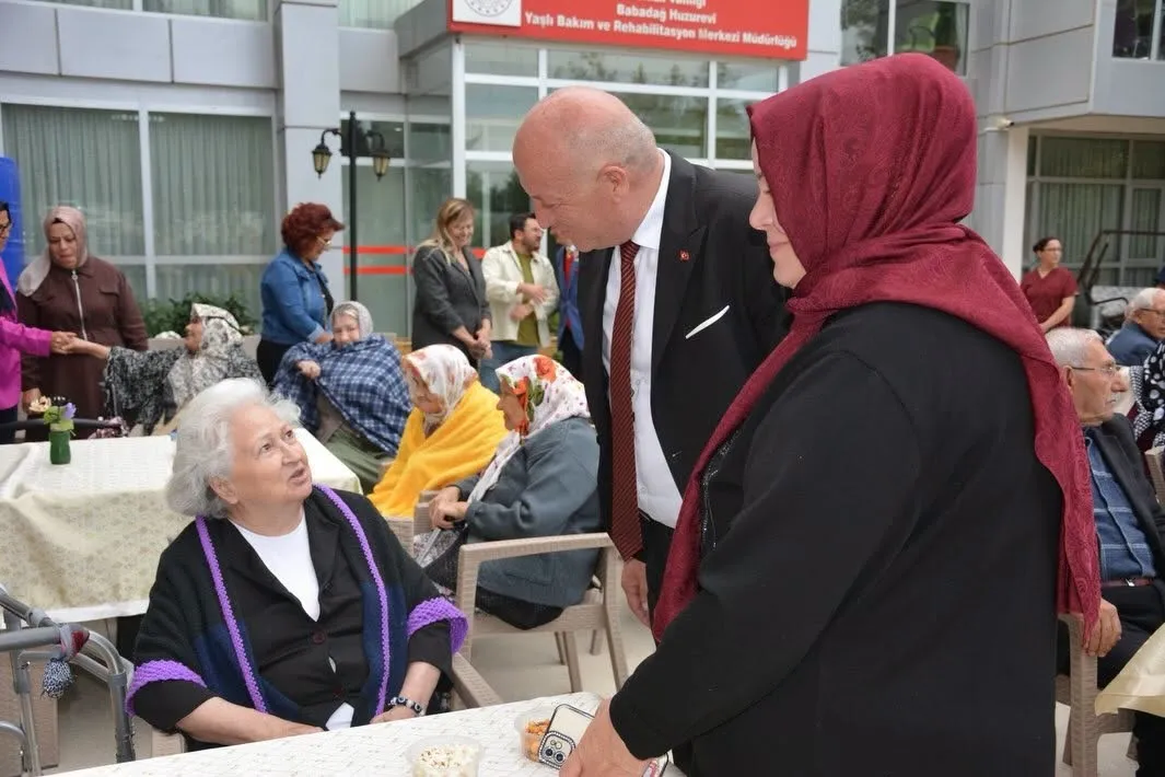 Babadağ’da nostalji rüzgarı: Başkan Kumral huzurevi sakinleriyle sahnede