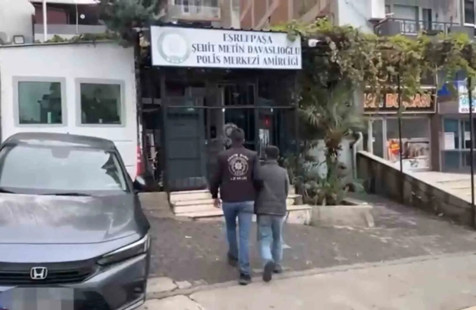 İzmir'de suç dünyasına ağır darbe: 158 polisle 74 adrese şafak baskını