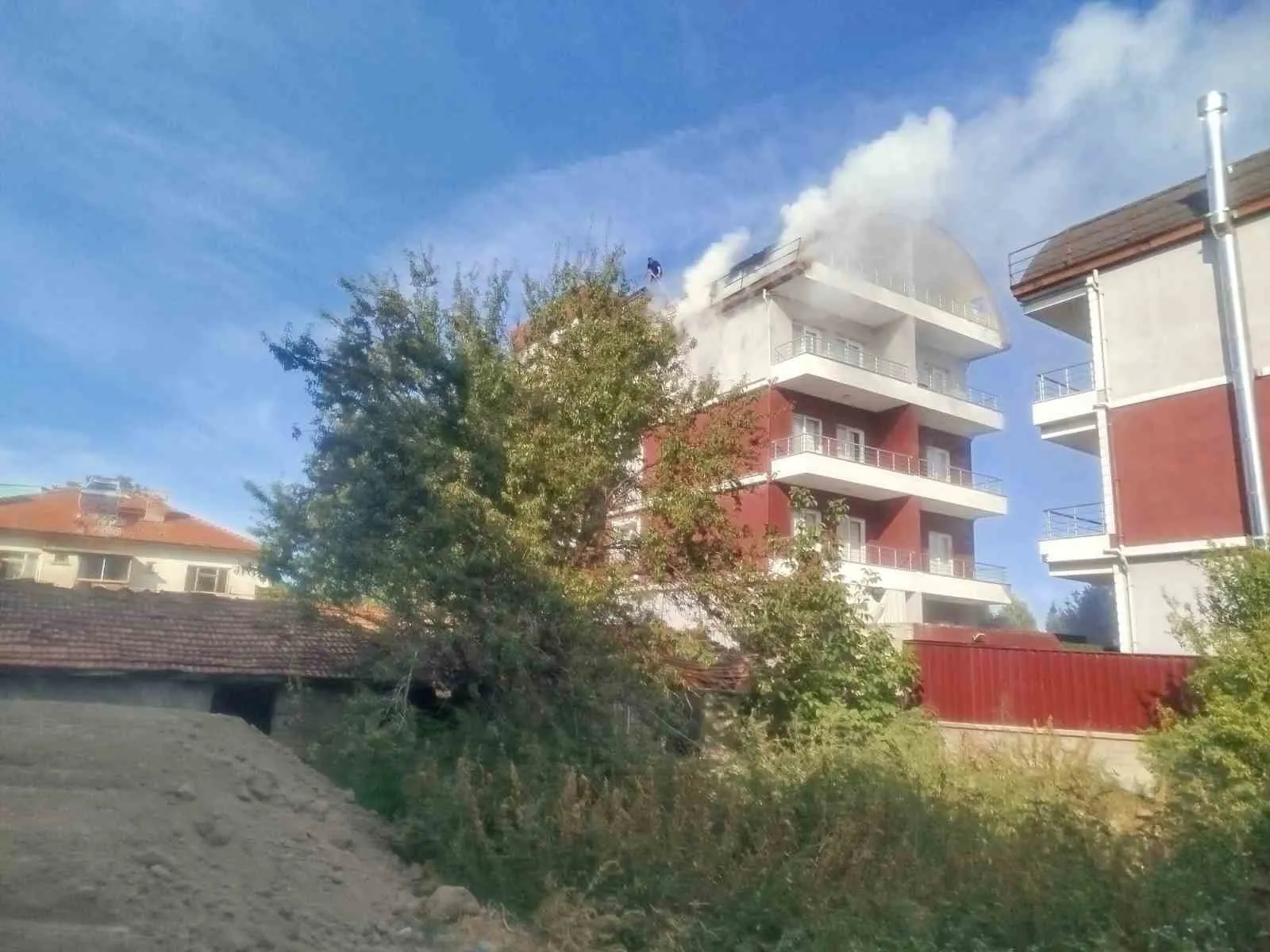 Çivril'de korkutan çatı yangını: İzolasyon çalışması faciaya davetiye çıkardı
