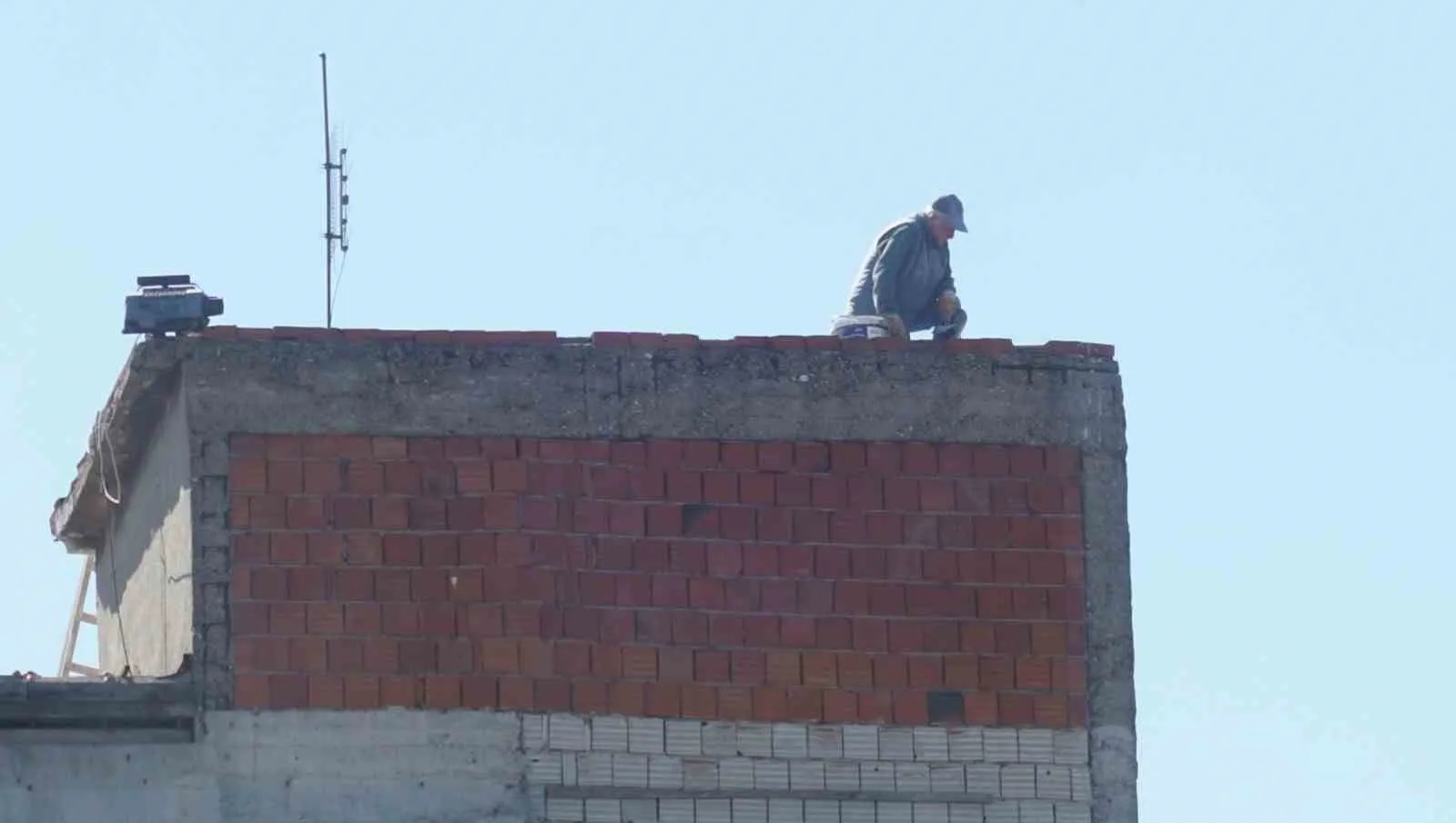 İzmir’de yürekleri ağza getiren manzara: 10 katlı binanın tepesinde önlemsiz çalışma