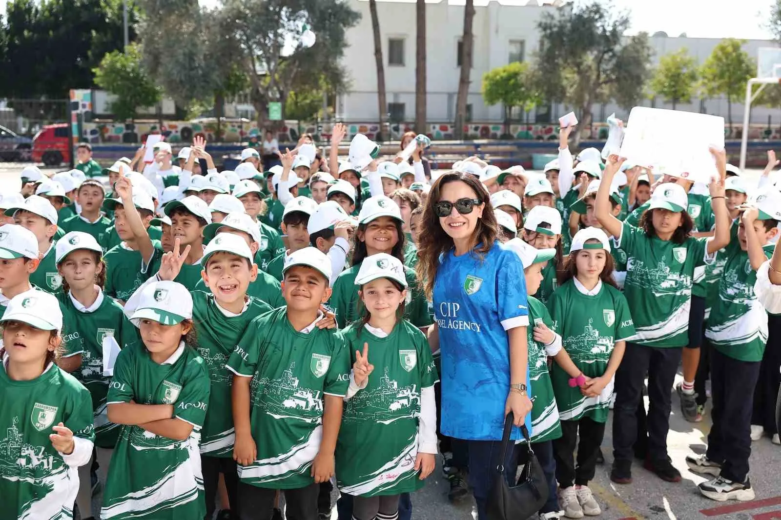 Bodrum FK'dan minik taraftarlara unutulmaz ziyaret: Yeşil beyazlılar sınıfları renklendirdi