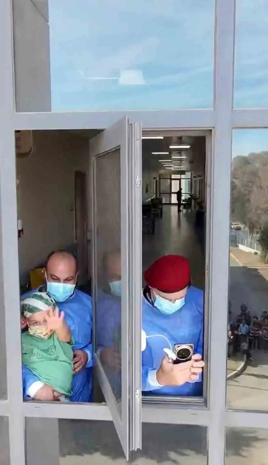 Minik Ali’nin hayali gerçek oldu: Hastane penceresinde duygusal buluşma
