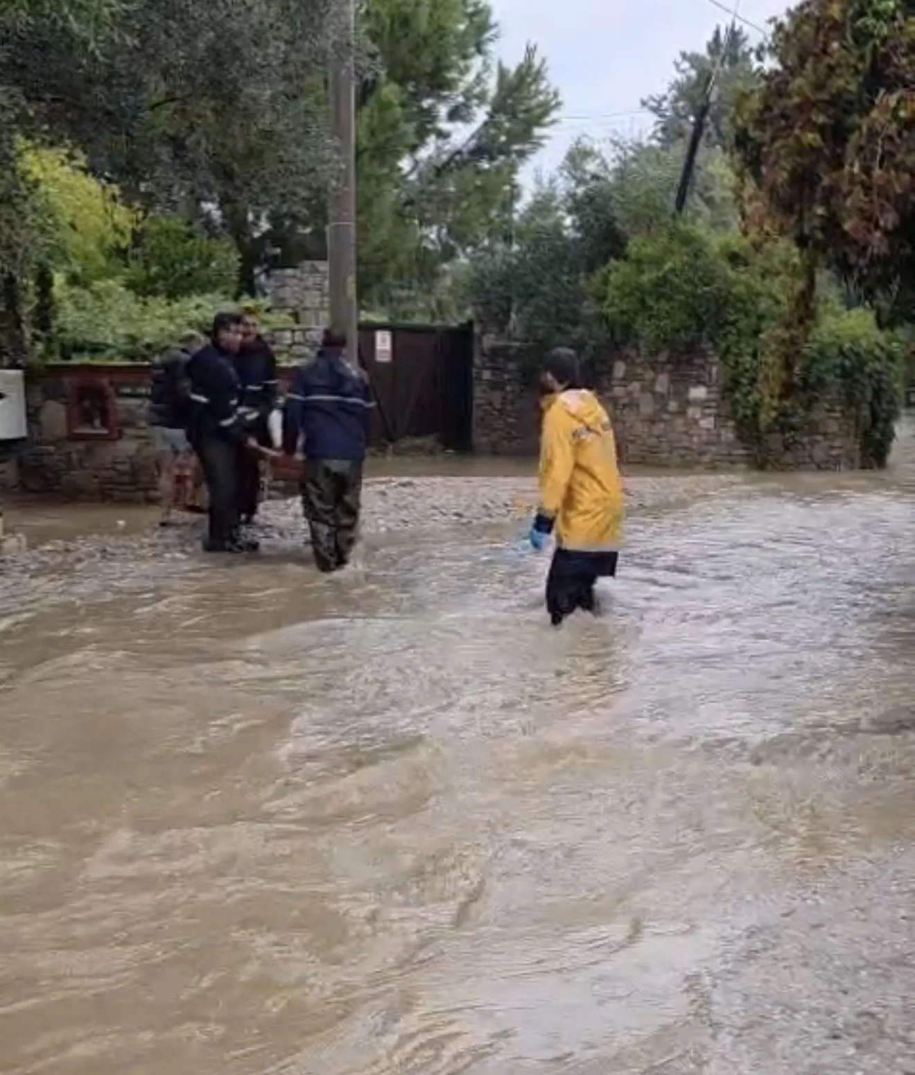 Bodrum'da kabus dolu anlar: Sel sularında mahsur kalan hamile kadın için seferberlik